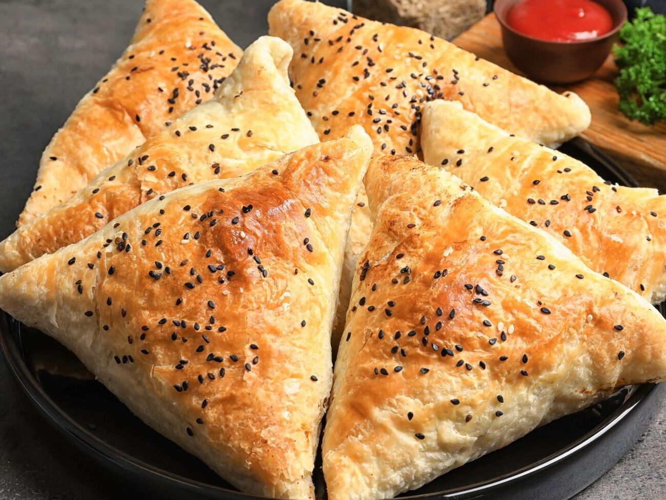 Чтобы начинка была сочной, добавьте в фарш воду