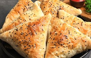 Чтобы начинка была сочной, добавьте в фарш воду