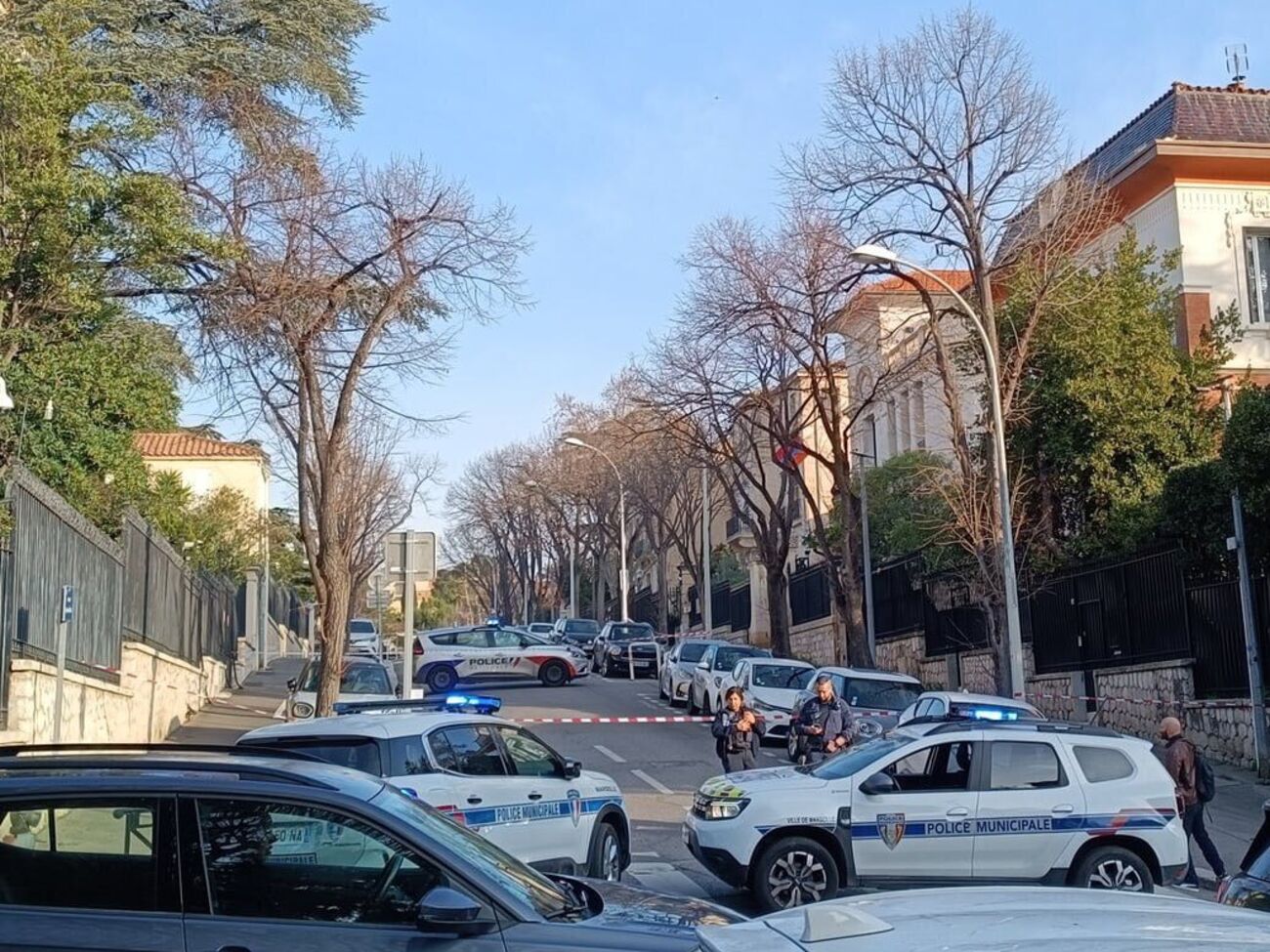 24 февраля в сад консульства бросили три бутылки с зажигательной смесью