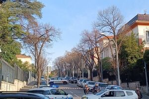 24 лютого в сад консульства кинули три пляшки із запалювальною сумішшю