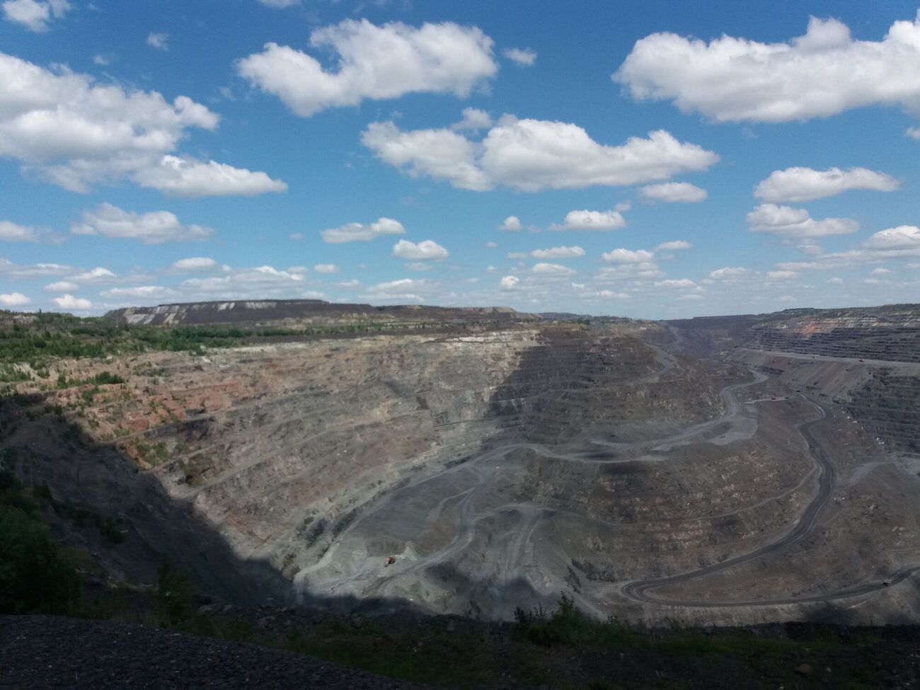 Полтавский ГОК, имея лицензию на добычу только железной руды, незаконно обрабатывал другие породы