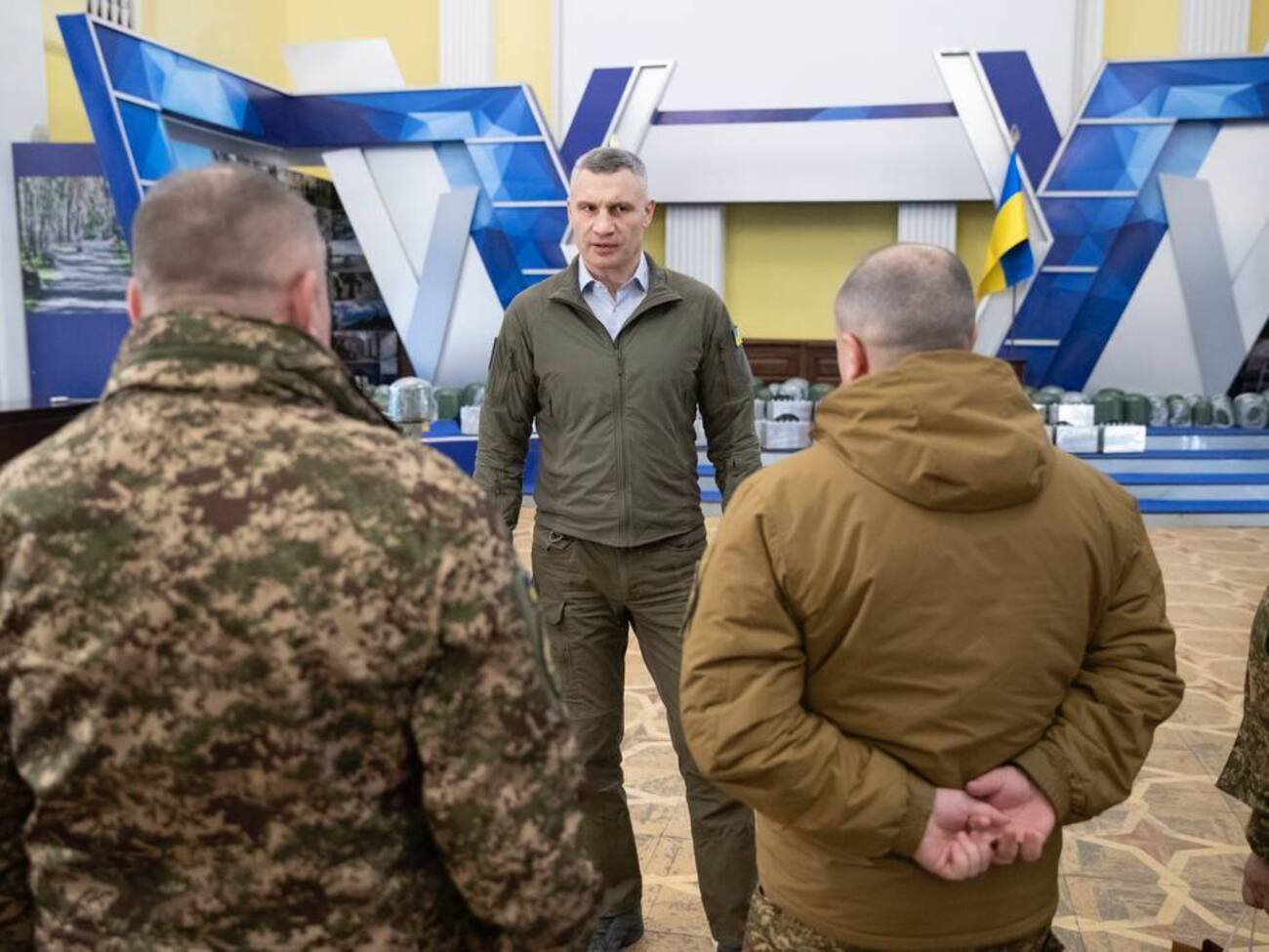 Столица продолжает помогать украинским защитникам, сказал Кличко