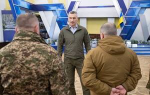 Столица продолжает помогать украинским защитникам, сказал Кличко