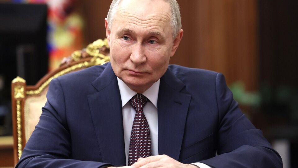 Путин (на фото) хочет избежать унизительного банкротства, считает Демаре
