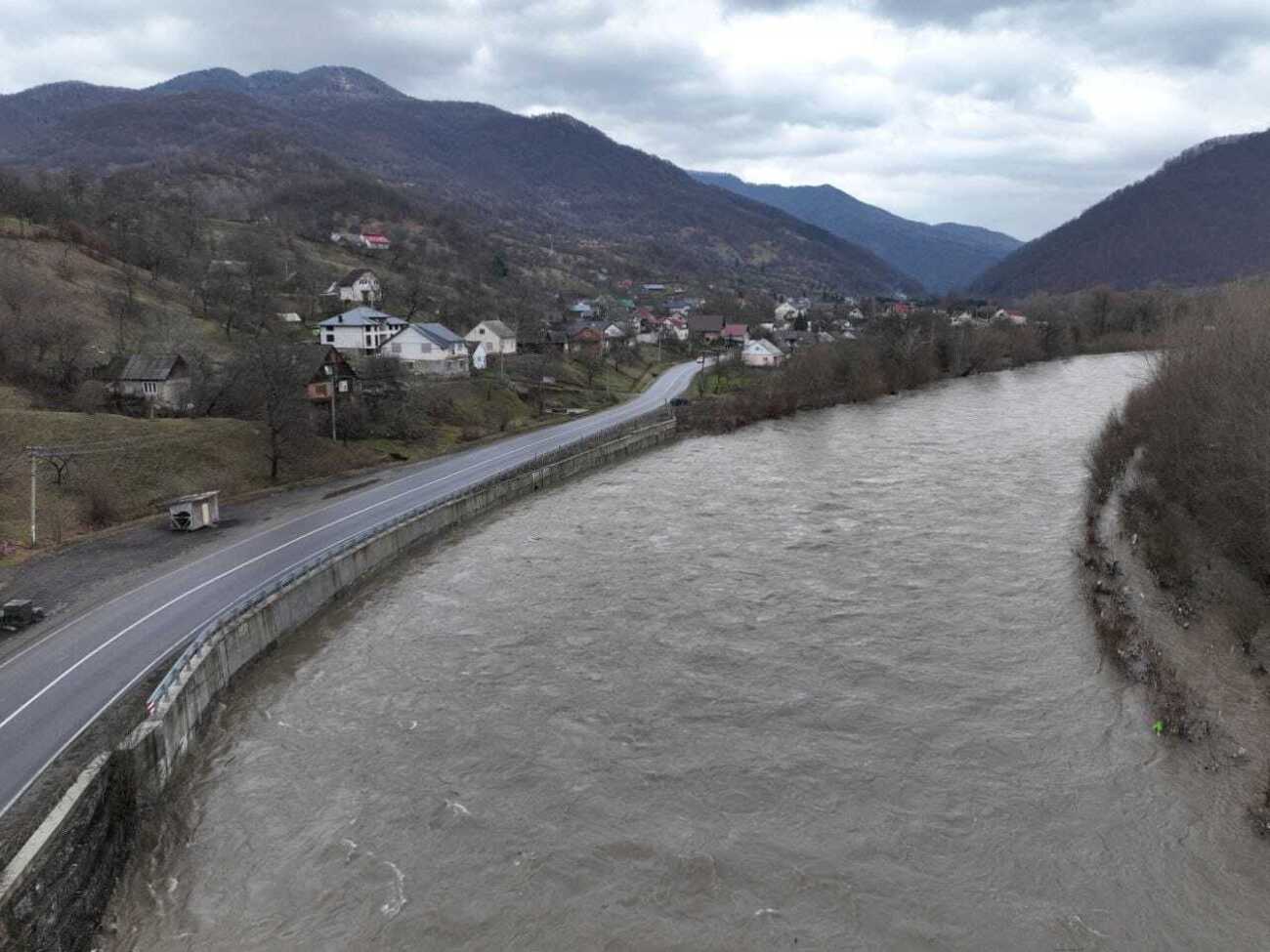 Більшість громадян України, які нелегально потрапляють до Румунії, перепливають річку Тису або перетинають гірську місцевість, розповіли у румунській прикордонній поліції