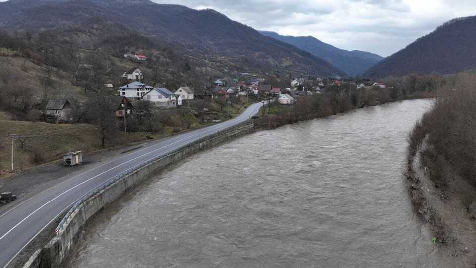 Більшість громадян України, які нелегально потрапляють до Румунії, перепливають річку Тису або перетинають гірську місцевість, розповіли у румунській прикордонній поліції