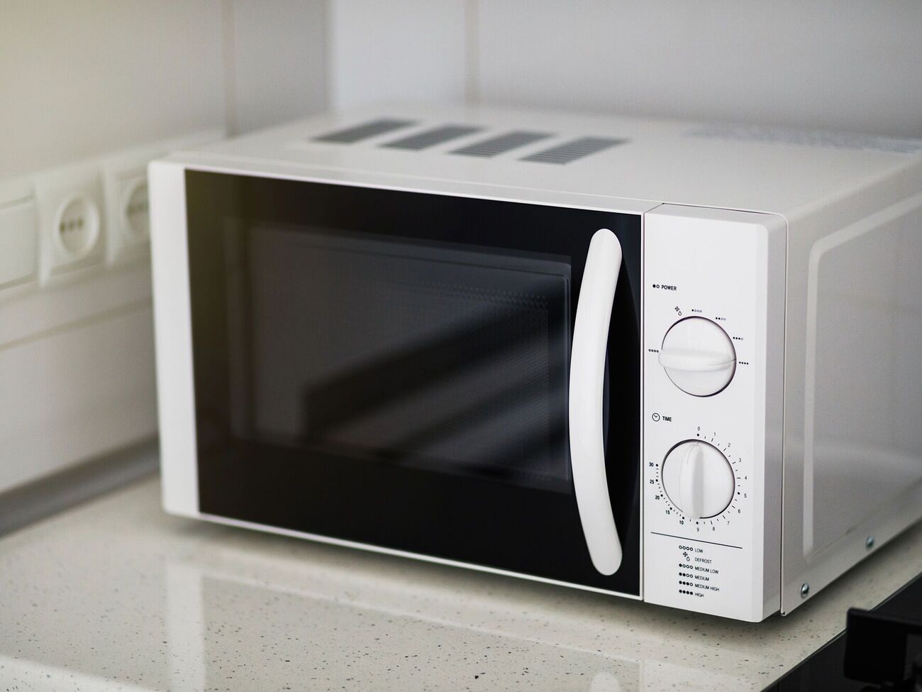 С помощью димексида можно убрать желтизну не только с бытовой техники, но и с розеток и пластиковых окон