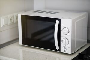 С помощью димексида можно убрать желтизну не только с бытовой техники, но и с розеток и пластиковых окон