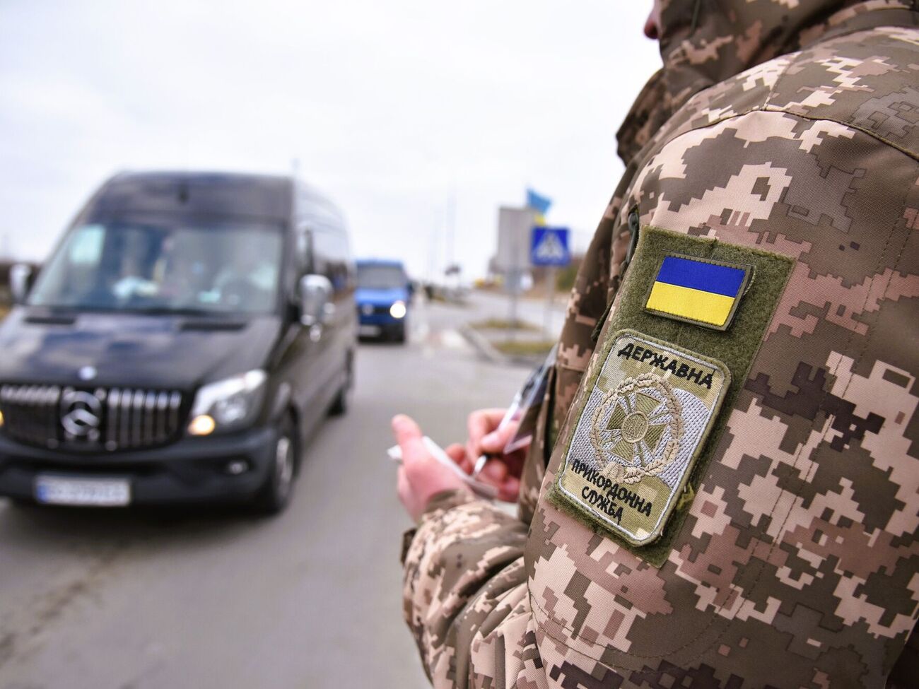Кабмін змінив правила проїзду через кордон