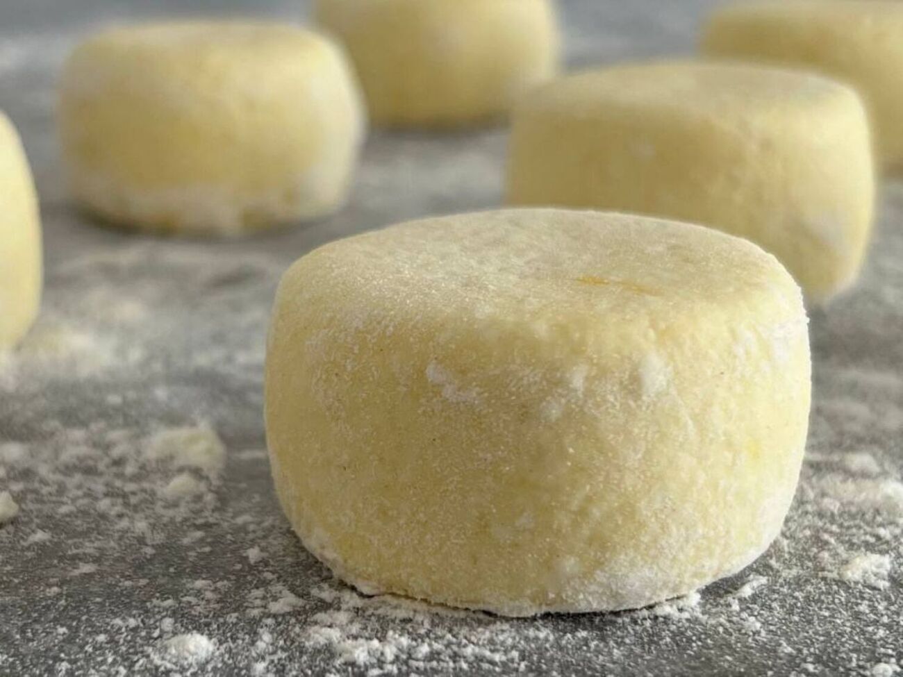 Для сырников понадобится максимально сухой и нежирный творог