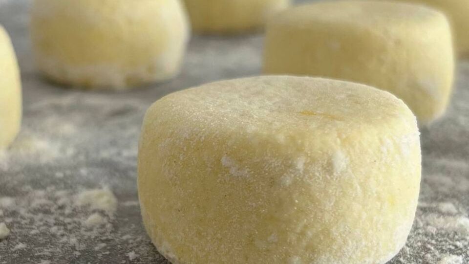 Для сырников понадобится максимально сухой и нежирный творог