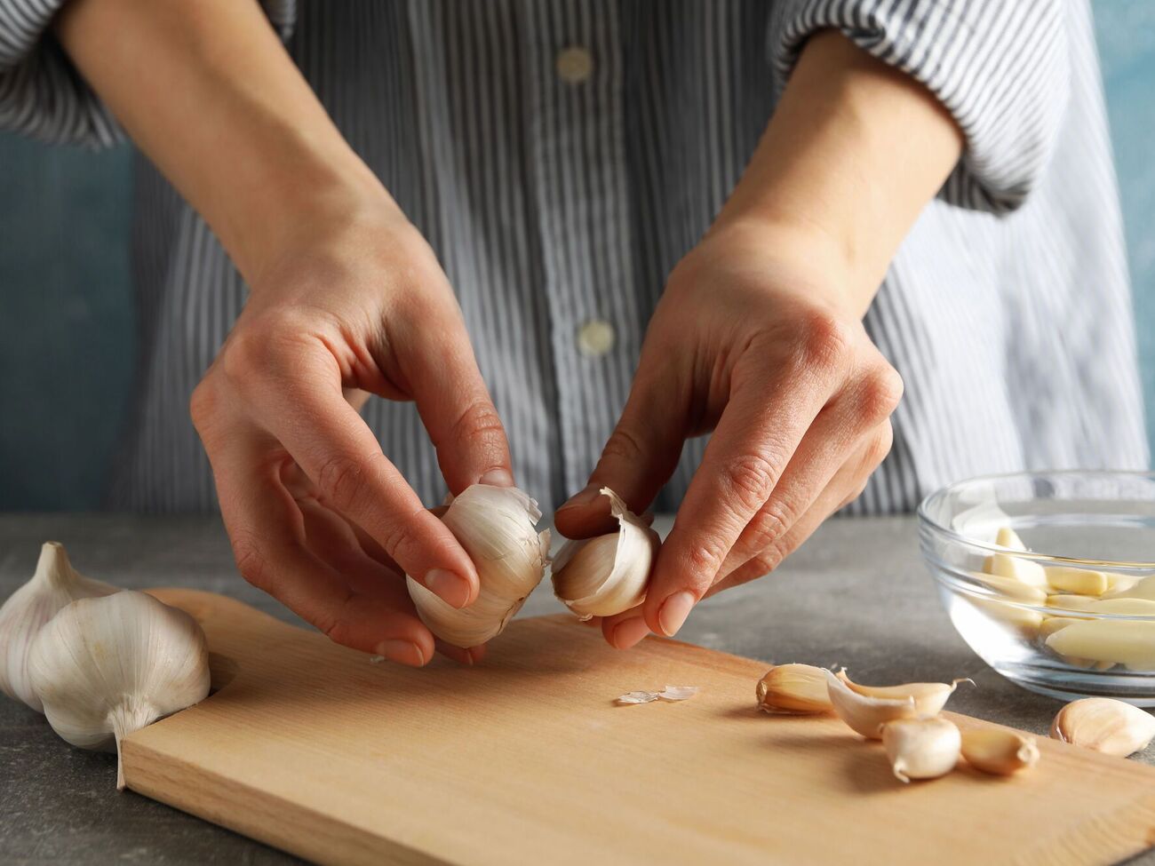 Часник легко очистити за допомогою нагрівання