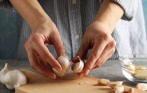 Чеснок легко очистить с помощью нагрева