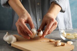 Часник легко очистити за допомогою нагрівання