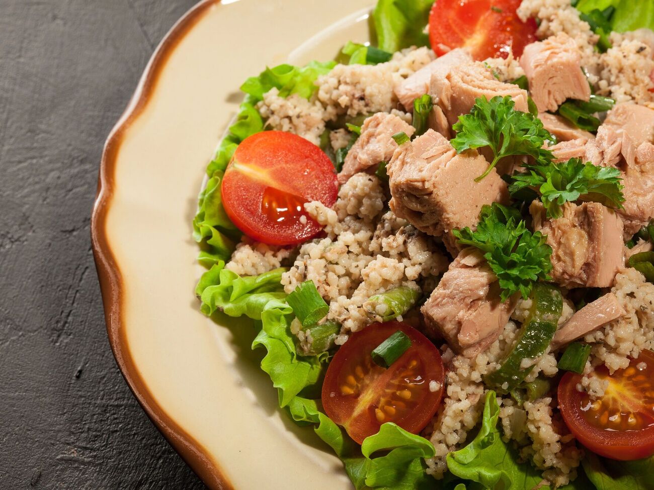 Салат с тунцом и яйцами помогает чувствовать себя сытым на диете