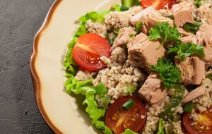 Салат с тунцом и яйцами помогает чувствовать себя сытым на диете