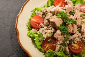 Салат с тунцом и яйцами помогает чувствовать себя сытым на диете