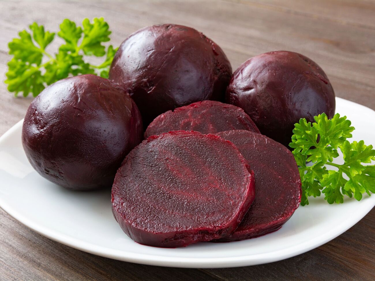 После того, как вода закипит, свеклу нужно варить еще в течение часа