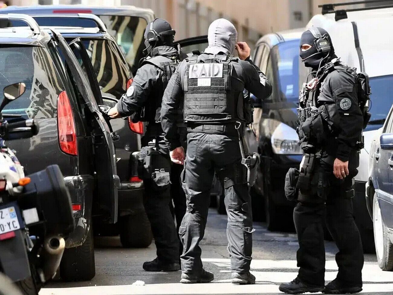 Двух исследователей подозревают в том, что они бросили три пластиковые бутылки с жидким азотом в сад российского консульства в Марселе