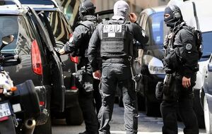 Двух исследователей подозревают в том, что они бросили три пластиковые бутылки с жидким азотом в сад российского консульства в Марселе