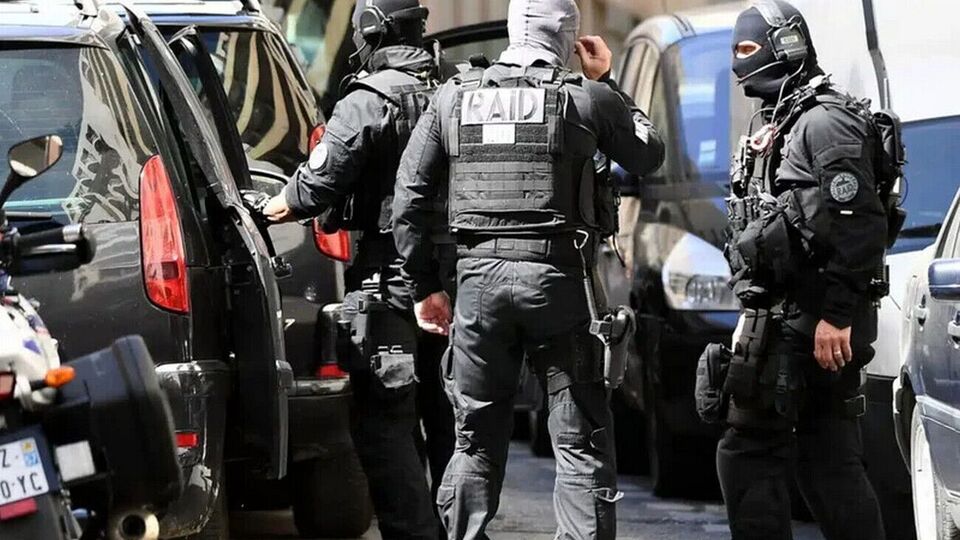 Двух исследователей подозревают в том, что они бросили три пластиковые бутылки с жидким азотом в сад российского консульства в Марселе