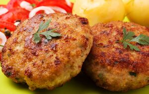 На 500 г фарша понадобится 1 ст. л. фруктового сока