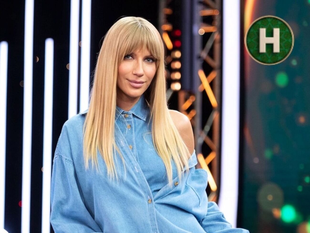 Нікітюк у фільмі грає господиню великої кількості собак різних порід, які насправді є її колишніми коханими