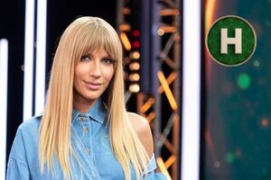 Нікітюк у фільмі грає господиню великої кількості собак різних порід, які насправді є її колишніми коханими