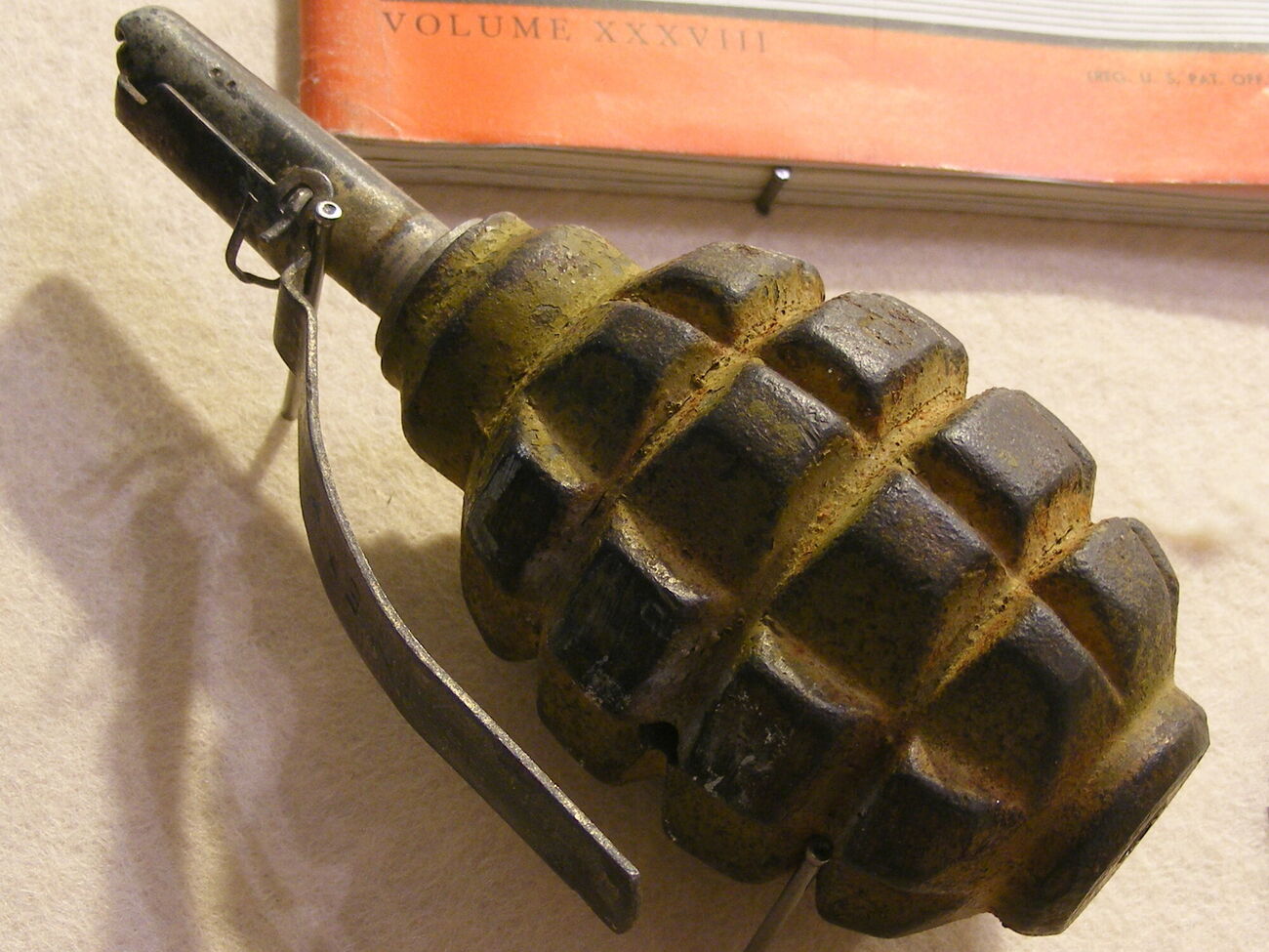 Згідно з матеріалами клопотання, чоловік, перебуваючи у стані алкогольного сп'яніння, закинув на територію одного з військкоматів ручну гранату Ф-1, розповіли в суді