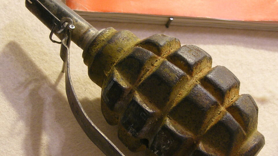 Згідно з матеріалами клопотання, чоловік, перебуваючи у стані алкогольного сп'яніння, закинув на територію одного з військкоматів ручну гранату Ф-1, розповіли в суді