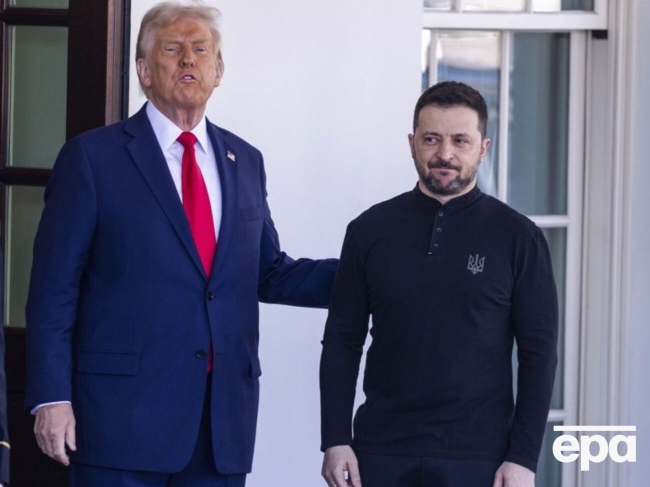 Зеленский выбрал для официального визита черные брюки и толстовку с трезубцем. Трамп был одет в синий костюм, белую рубашку и красный галстук