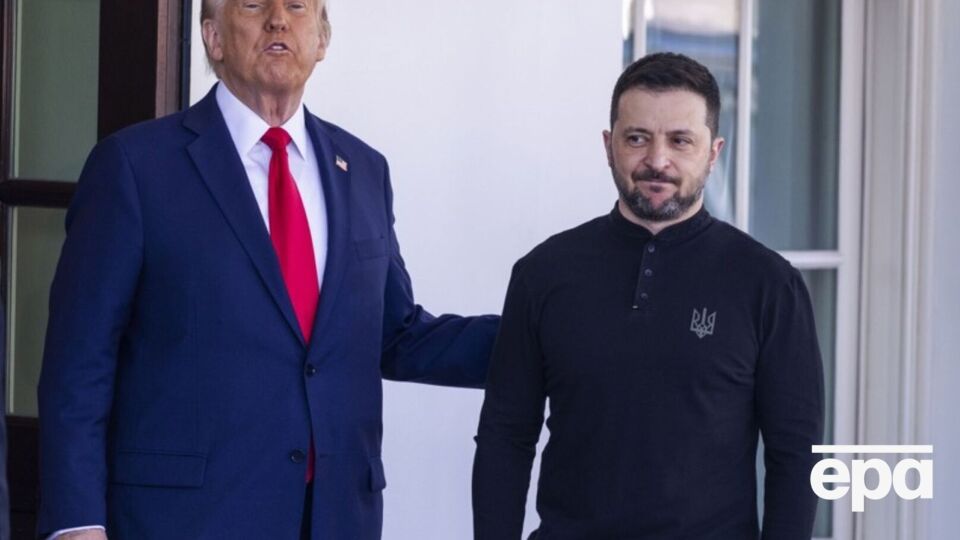 Зеленський обрав для офіційного візиту чорні штани й толстовку із тризубом. Трамп був одягнений у синій костюм, білу сорочку й червону краватку