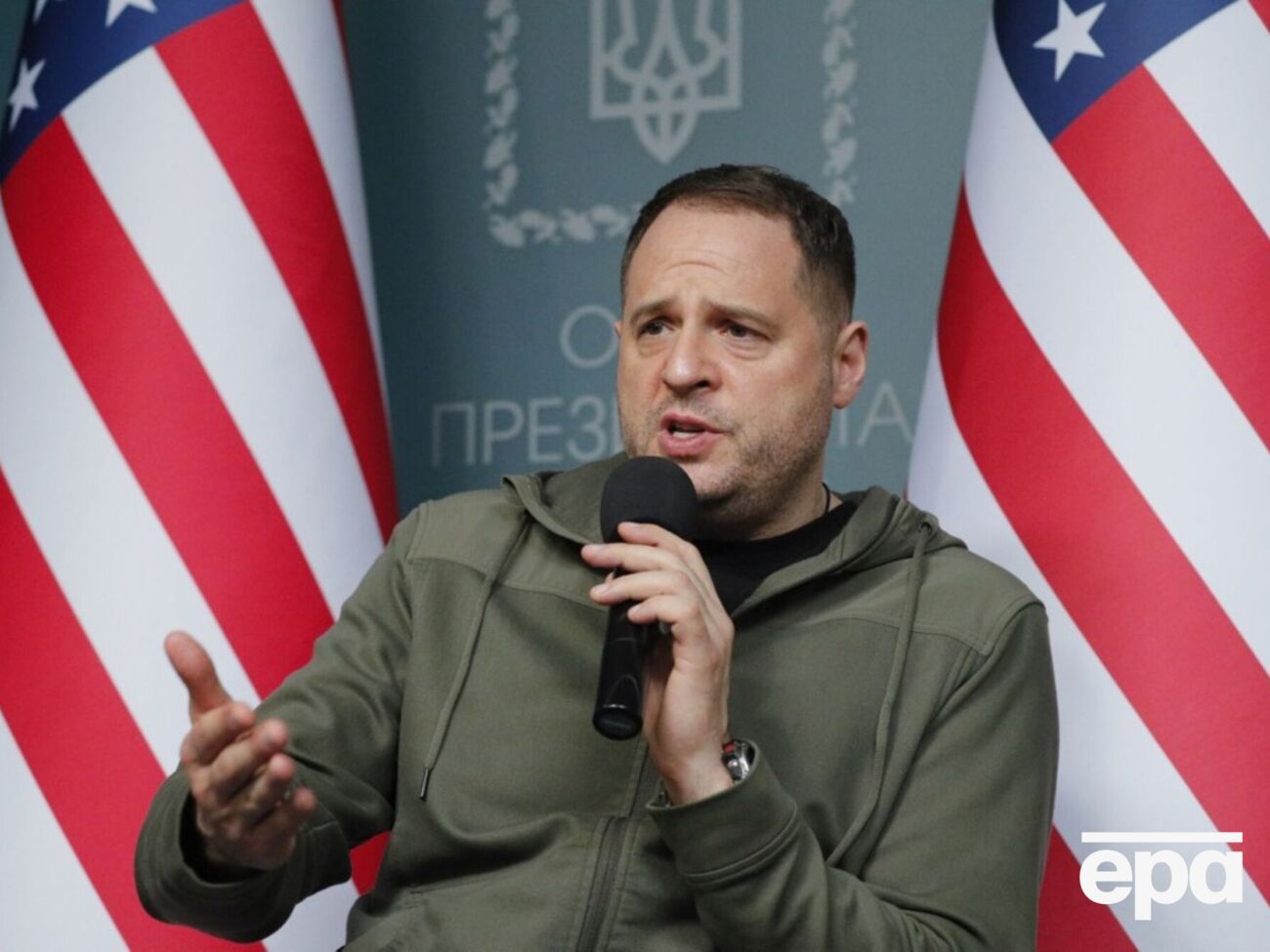 Ранее глава ОП появлялся на мероприятиях разного уровня в милитари-одежде