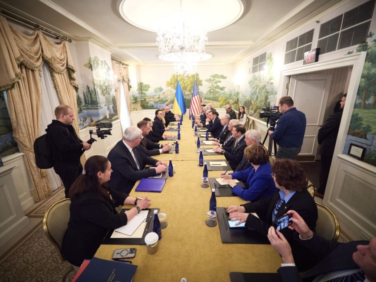 С Зеленским была "действительно хорошая двухпартийная встреча", рассказала сенатор-демократ Клобушар