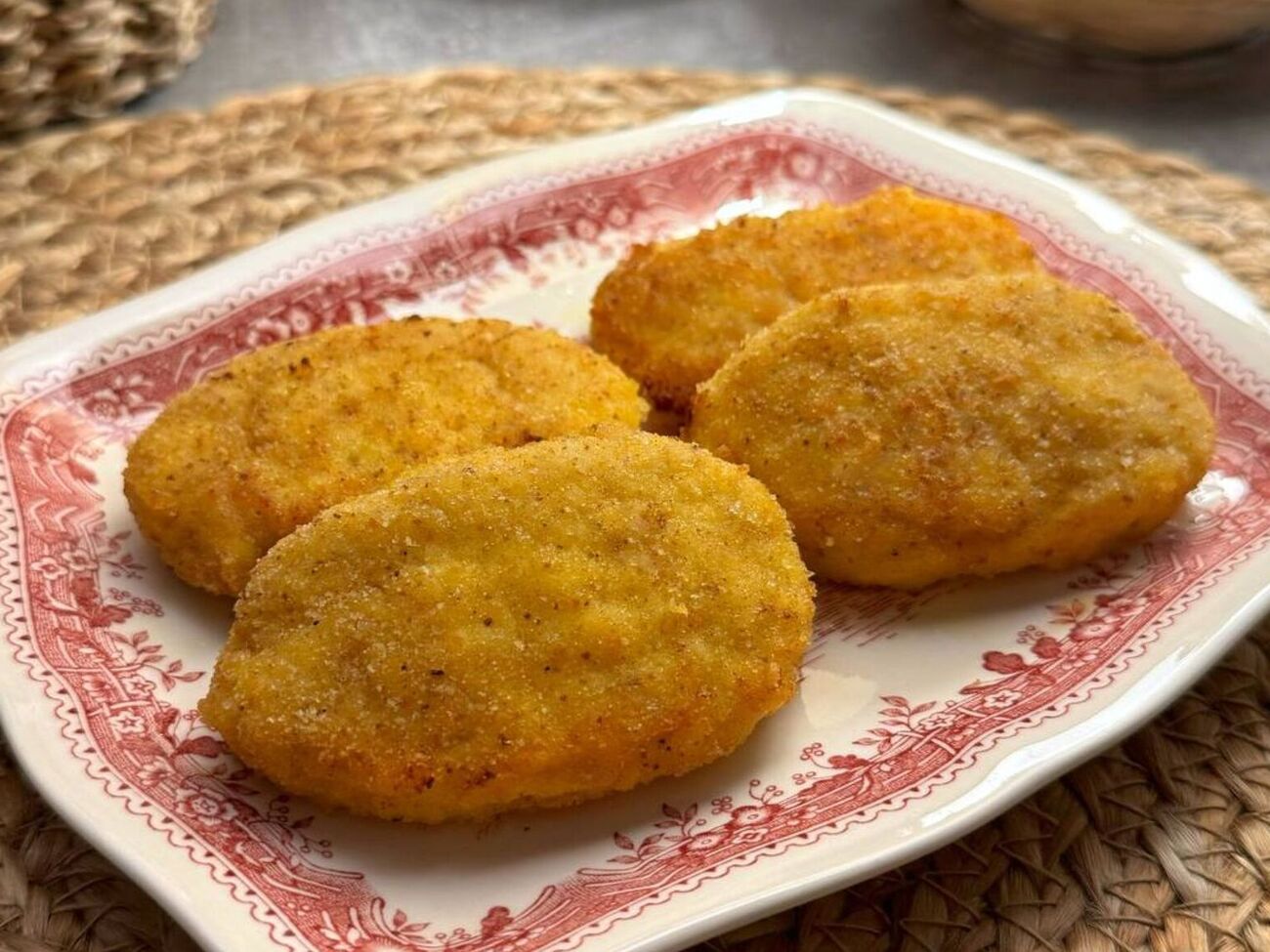 Котлети спершу обсмажте на сковорідці, а потім запечіть у духовці