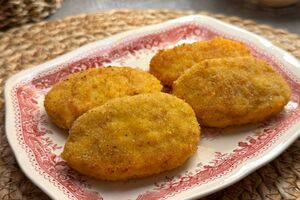 Котлети спершу обсмажте на сковорідці, а потім запечіть у духовці