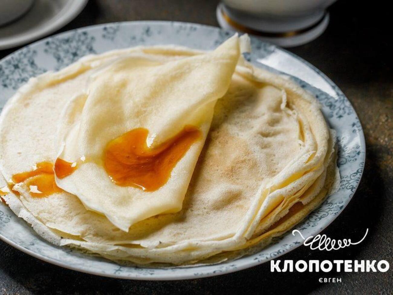 Жарить блины нужно по две минуты с каждой стороны