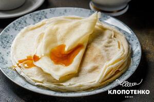 Жарить блины нужно по две минуты с каждой стороны