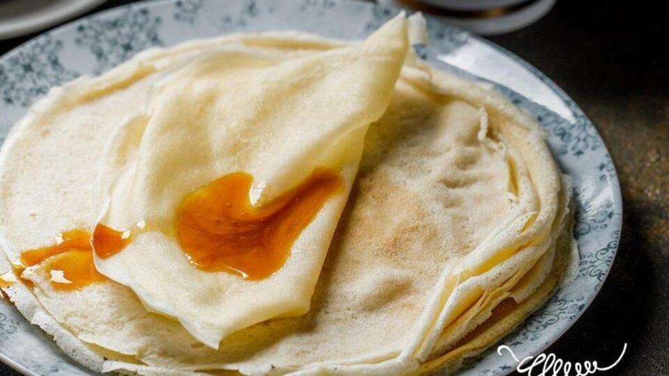Жарить блины нужно по две минуты с каждой стороны