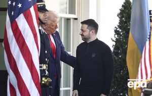 Советники Трампа считают, что деловой костюм имел бы "более серьезный" вид