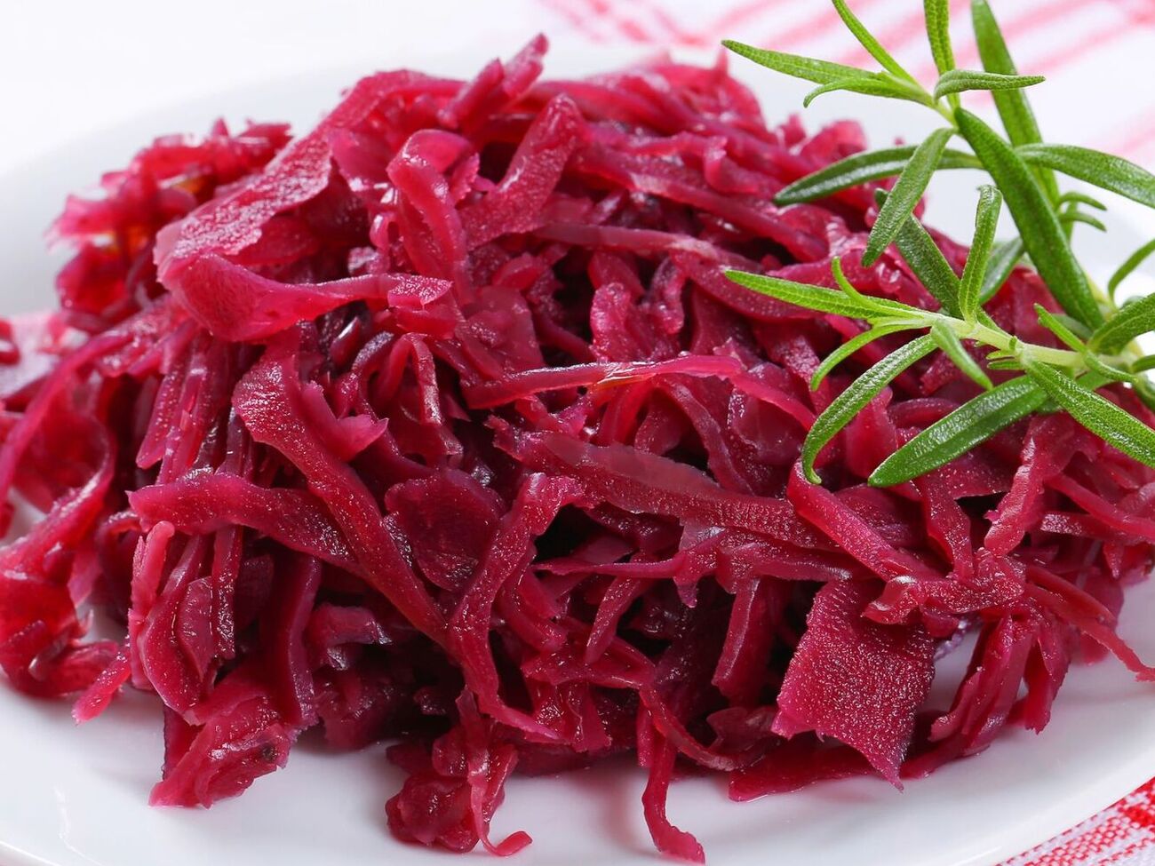 Сначала капусту нужно посолить и оставить на ночь