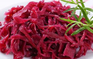 Сначала капусту нужно посолить и оставить на ночь