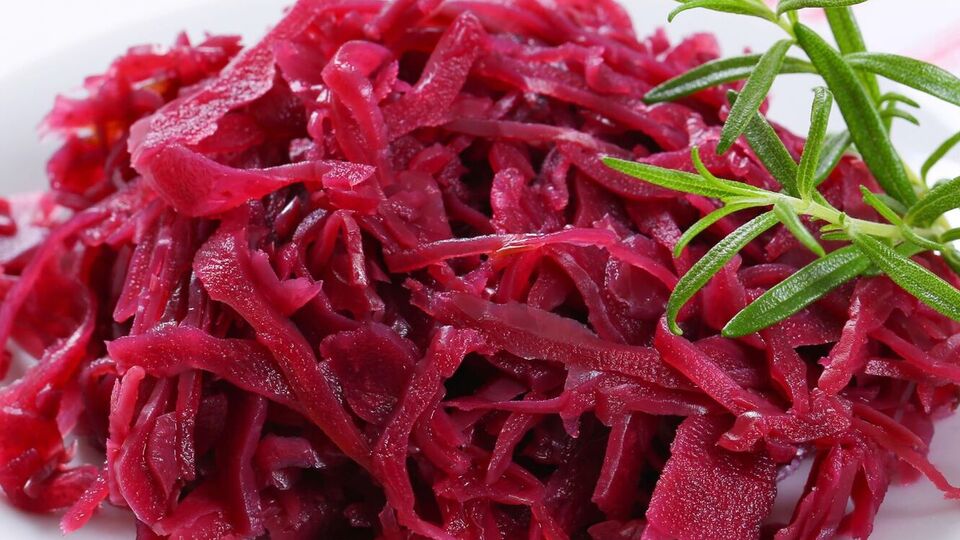 Сначала капусту нужно посолить и оставить на ночь