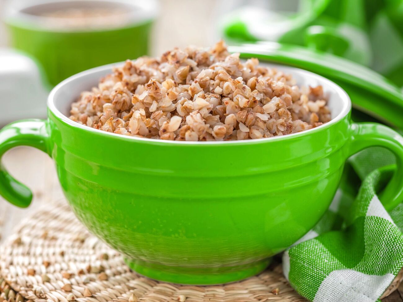 Куркуму необходимо сначала смешать со сливочным маслом, а затем добавить к каше