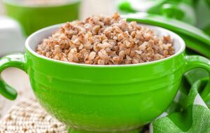 Куркуму необходимо сначала смешать со сливочным маслом, а затем добавить к каше