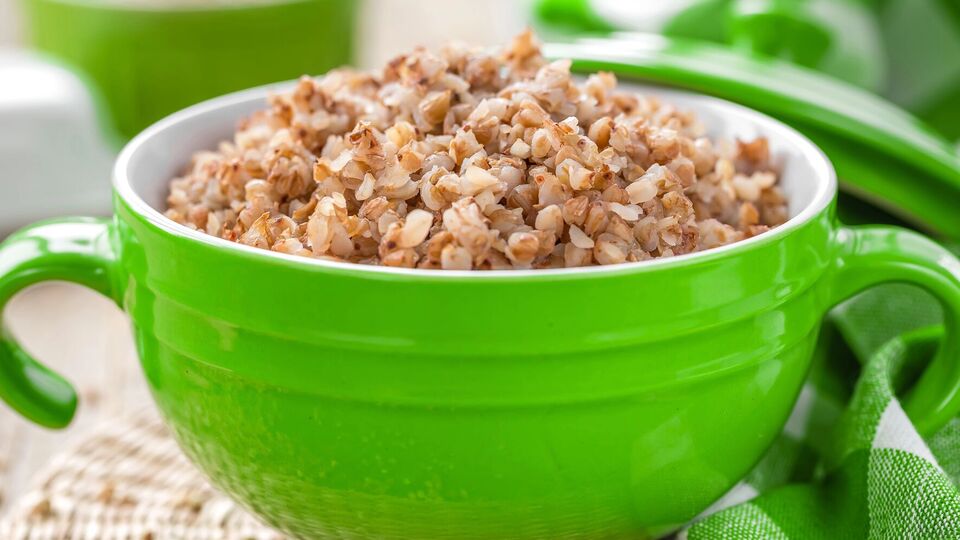 Куркуму необходимо сначала смешать со сливочным маслом, а затем добавить к каше