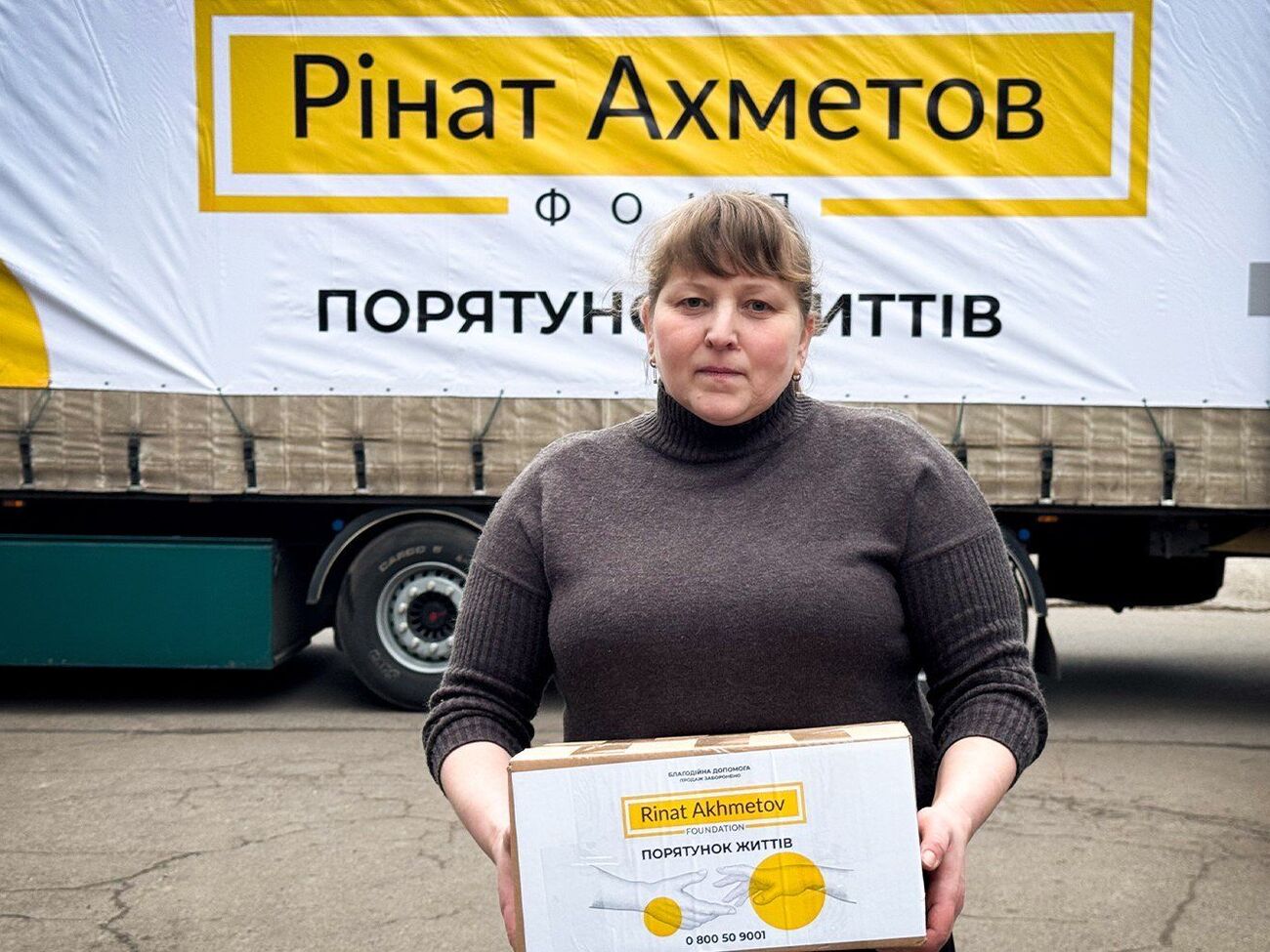 Фонд Рината Ахметова передал продуктовые наборы переселенцам в Каменском