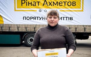 Фонд Рината Ахметова передал продуктовые наборы переселенцам в Каменском