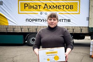 Фонд Ріната Ахметова передав продуктові набори переселенцям у Кам'янському