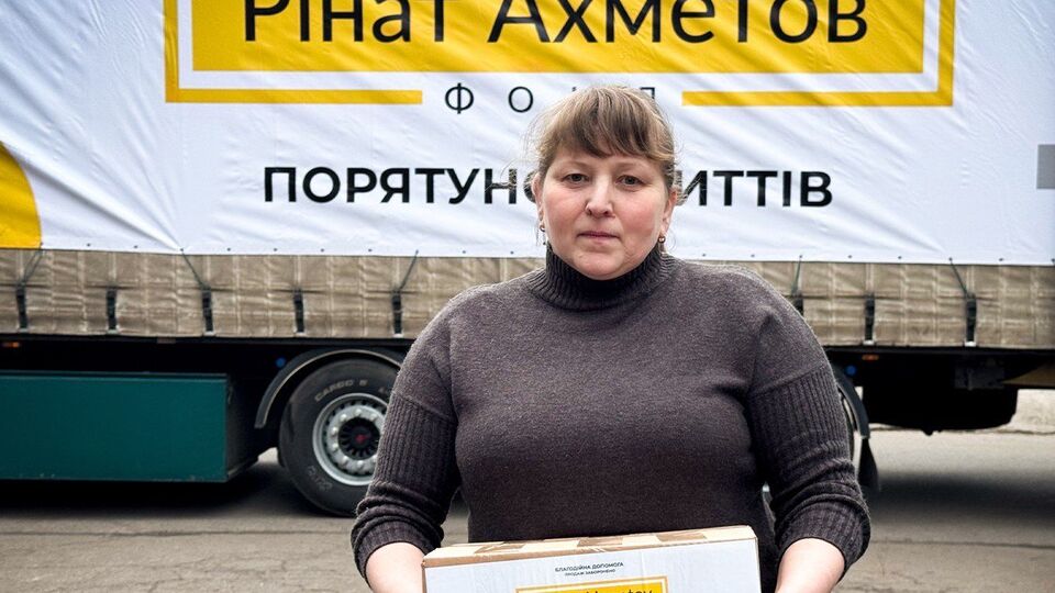 Фонд Ріната Ахметова передав продуктові набори переселенцям у Кам'янському